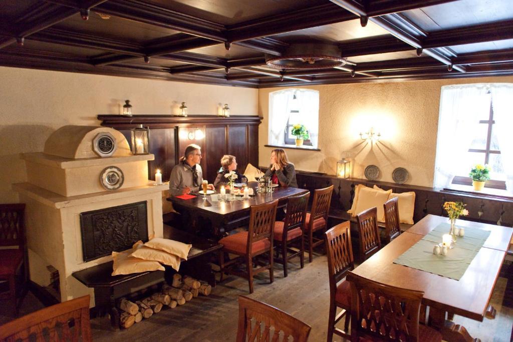 Hotel Weisses Ross Marienberg Bagian luar foto